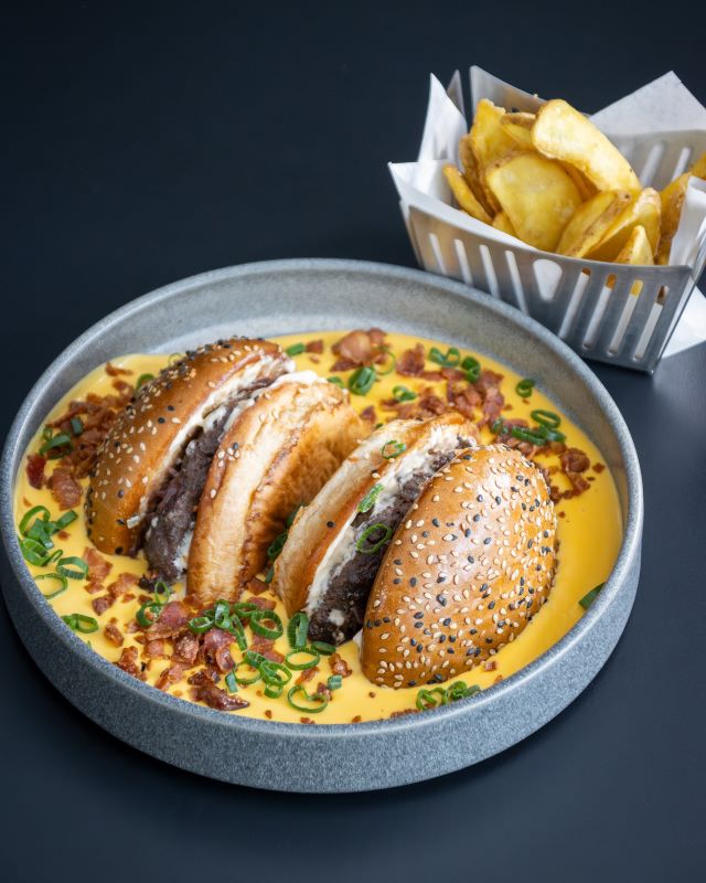 Hovädzi hamburger v cheddar omáčke - večere v Tidly Café